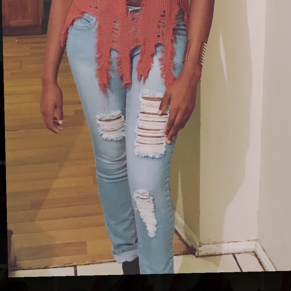 Distressed light blue jeans 💛